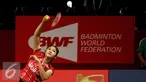 Pebulutangkis tunggal putri Indonesia, LindaweniFanetri mengembalikan bola ke arah Soraya De Visch Eijbergen (Belanda) di Total BWF Championships 2015 di Jakarta, Senin (10/8/2015). Lindaweniunggul 21-13 dan 21-15. (Liputan6.com/Helmi Fithriansyah)