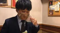 Sebuah perusahaan fesyen membuat masker khusus untuk makan (dok.youtube/岡武史)