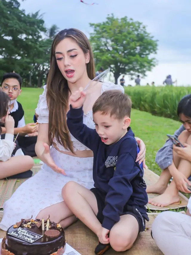 7 Potret Celine Evangelista Rayakan Ulang Tahun Anak, Seru di Pinggir Sawah