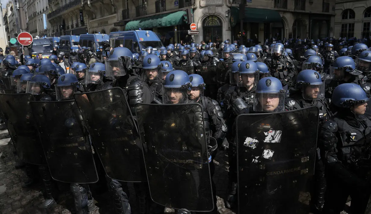 <p>Polisi dilaporkan mencoba menghentikan aksi protes yang berlangsung di depan Dewan Konstitusi. (AP Photo/Lewis Joly)</p>
