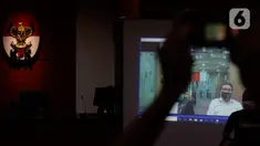 Layar menayangkan terdakwa mantan anggota DPR Sukiman mendengarkan pembacaan putusan dalam sidang secara online di Gedung KPK, Jakarta, Rabu (29/4/2020). Sukiman diduga menerima suap terkait pengurusan dana perimbangan APBN-P 2017 dan APBN 2018 Kabupaten Pegunungan Arfak. (merdeka.com/Dwi Narwoko)