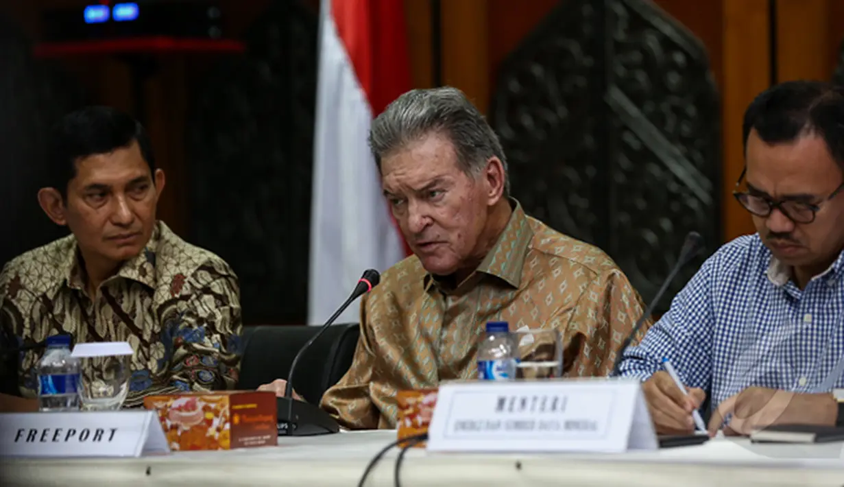 CEO Freeport-McMorran James Robert Moffett (tengah) meberikan keterangan kepada wartawan di gedung Kementrian ESDM, Jakarta, Minggu (25/1/2015). Pertemuan membahas pemberian izin perpanjangan MoU PT Freeport Indonesia. (Liputan6.com/Faizal Fanani)