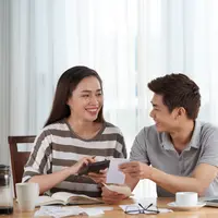 Mencapai target finansial bersama pasangan bisa dimulai dari obrolan sederhana. (Foto/Dok: Magnific)