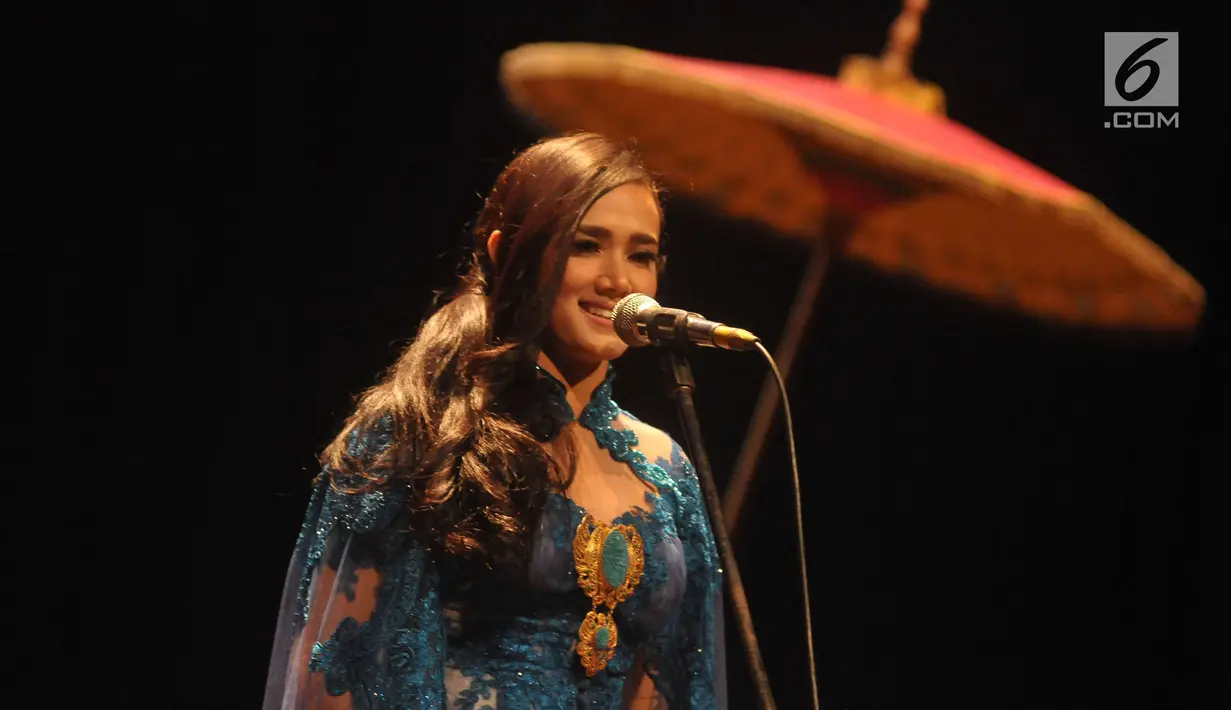 Ekspresi penyanyi Mulan Jameela saat membacakan Puisi Musikal di Acara Tadarus Puisi Ramadhan di Teater Kecil, Taman Ismail Marzuki, Jakarta, Kamis (1/6). (Liputan6.com/Helmi Afandi)