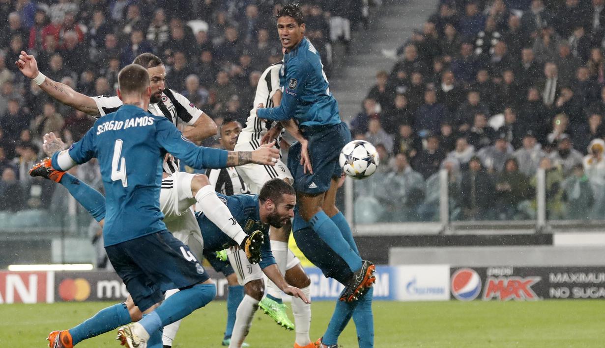 Striker Juventus, Gonzalo Higuain, menendang bola saat pertandingan melawan Real Madrid pada laga Liga Champions di Stadion Allianz, Selasa (3/4/2018). Juventus takluk 0-3 dari Real Madrid. (AP/Antonio Calanni)