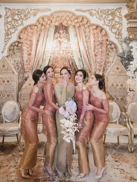 Enzy Storia mengambil kebaya melayu warna teracota yang kalem dan cantik. Kebaya dibuat modern dengan potongan yang mengekspos bahu. [Foto: Instagram @jscmila]