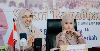 Sejak masih kecil Maryam bercita-cita menjadi ustazah. Anak sulung Oki Setiana Dewi dan Ory Vitro itu juga kerap mengikuti sang bunda saat sedang berdakwah. Berikut potretnya Maryam mendampingi bundanya safari dakwah Ramadan. [Instagram/okisetianadewi]