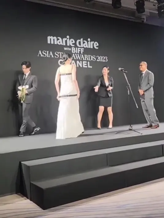 Momen menarik ketika Laura Basuki naik ke atas panggung, saat D.O EXO masih berada di atas. Keduanya menerima penghargaan di waktu bersamaan membuat para penggemar histeris. Laura terlihat cantik dengan makeup dan pulasan lipstik merah yang kontras dengan warna kulit putihnya, disempurnakan dengan gaya rambut sleek look. [Foto: Instagram/laurabas]