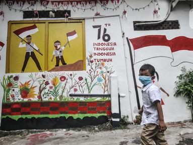 Anak-anak bermain di "Kampung Merdeka" RW 04 Kelurahan Kebon Melati, Tanah Abang, Jakarta, Rabu (11/8/2021). Warga setempat menyulap permukiman padat yang berada di antara gedung bertingkat itu menjadi "Kampung Merdeka". (merdeka.com/Iqbal S Nugroho)