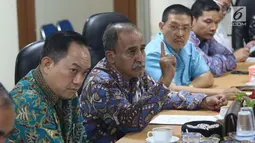 Sekjen LPOI, Lutfi A Tamimi (kedua kiri) memberi pernyataan sikap Ormas Keagamaan se-Indonesia terkait insiden penyerangan masjid di Selandia Baru, Jakarta, Sabtu (16/3). (Liputan6.com/Helmi Fithriansyah)