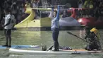 Menteri Kelautan dan Perikanan, Susi Pudjiastuti, menyapa penonton saat bermain paddle board di Danau Sunter, Jakarta, Minggu (25/2/2018). Kegiatan ini dilakukan dalam rangka Festival Danau Sunter. (Bola.com/Okie Prabhowo)