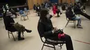 Anak-anak menunggu observasi seusai setelah diinokulasi dengan vaksin COVID-19 Pfizer BioNTech di pusat vaksinasi di Santiago, Chile, Rabu (23/6/2021). Chile mulai memvaksinasi anak-anak dari usia 12 tahun, sebagai salah upaya memutus rantai penyebaran infeksi virus Corona. (MARTIN BERNETTI/AFP)