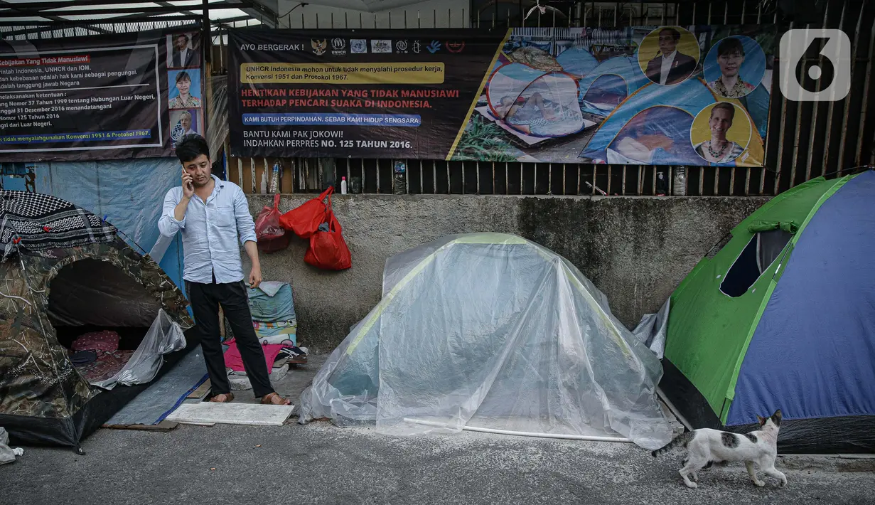 Seorang pengungsi Afghanistan terlihat di antara tenda yang didirikan di trotoar Kawasan Kebon Sirih, Jakarta, Kamis (26/8/2021). Sebanyak 20 pengungsi asal Afghanistan kembali menempati trotoar dengan harapan bisa diterbangkan ke negara lain. (Liputan6.com/Faizal Fanani)