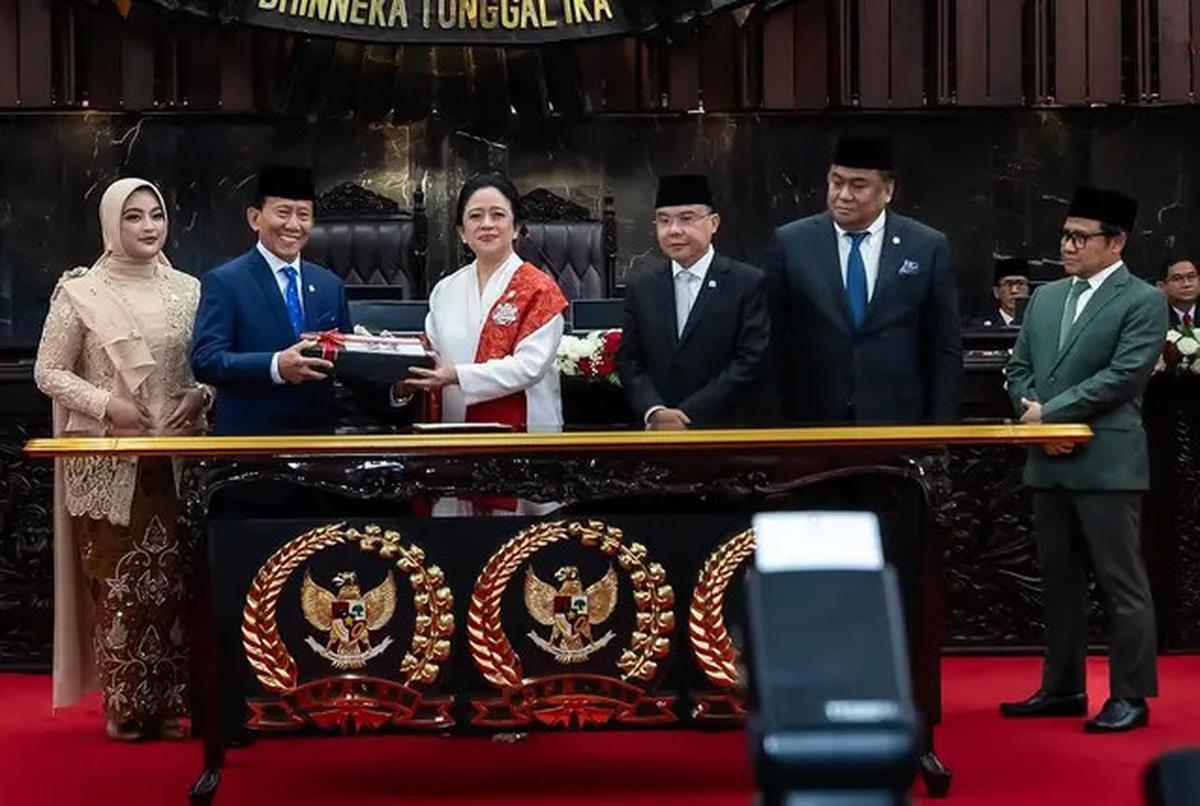 3 Potret Pinka Haprani Putri Puan Maharani Dilantik Jadi Anggota DPR RI 2024-2029, Tampil Serasi Bersama Ibu