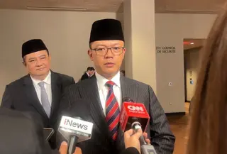 Menteri Luar Negeri Republik Indonesia (Menlu RI) Sugiono memberikan keterangan kepada awak media usai hadir dalam pertemuan DK PBB yang berlangsung di Markas Besar PBB di New York, Amerika Serikat (AS), pada Rabu (18/2/2026). (Dok. Liputan6.com/Teddy Tri Setio Berti)