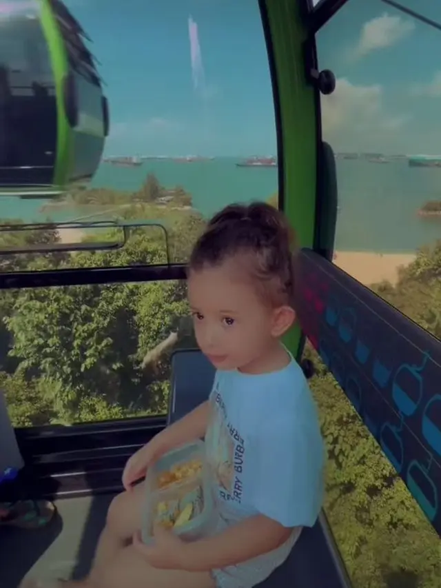 7 Potret Aura Kasih dan Arabella Liburan ke Singapura, Seru Main di Pantai