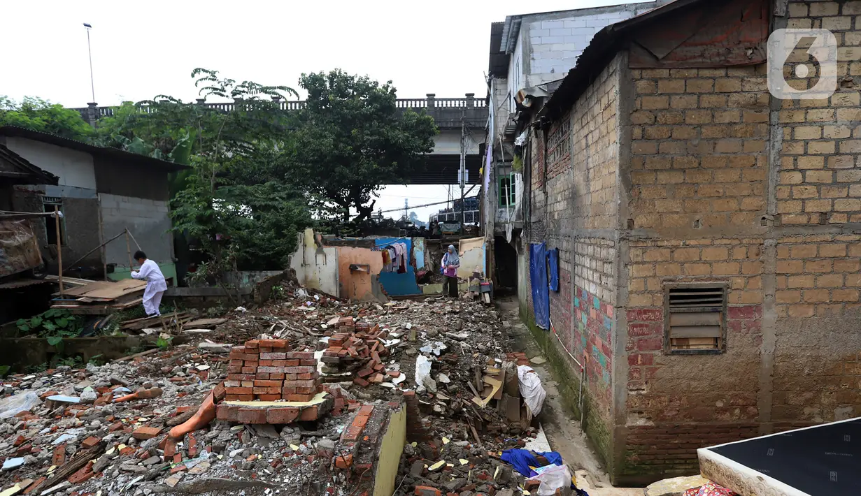 Suasana bangunan rumah yang telah dirobohkan di kawasan Rawajati, Jakarta Selatan, Jumat (21/10/2022). Saat ini, sebanyak 50 dari 100 bidang tanah di Rawajati, Jakarta Selatan, telah dibebaskan untuk proyek normalisasi sungai. (Liputan6.com/Johan Tallo)