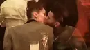 Pertama, mereka tertangkap kamera berciuman saat berada di Cannes. (Harper's Bazaar/SplashNews)