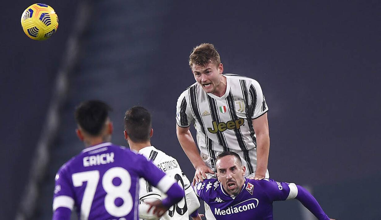 Bek Juventus, Matthijs de Ligt, duel udara dengan pemain Fiorentina, Franck Ribery, pada laga Liga Italia di Turin, Rabu (23/12/2020). Fiorentina menang dengan skor 0-3. (Fabio Ferrari/LaPresse via AP)