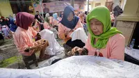 Untuk meningkatkan kapasitas SDM pengrajin batik, Relawan Mak Ganjar Jawa menggelar kegiatan Pelatihan Membuat Batik bersama puluhan mak-mak di Kabupaten Cirebon, Jawa Barat, Rabu (8/3) (Istimewa)
