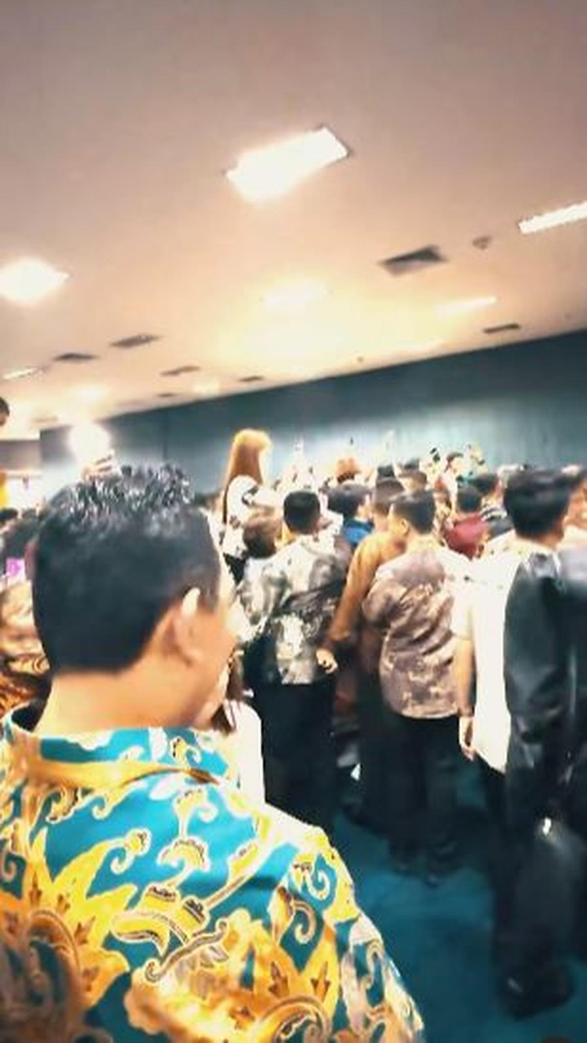 Semua warga meminta sang jenderal untuk ikut mengabadikan momen bersama.