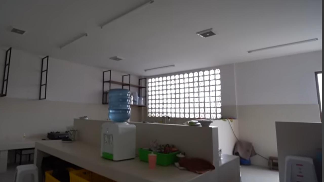 5 Potret Dapur di Pendopo Soimah di Jogja, Seluas Lapangan Futsal & Meja Super Panjang Sampai Bisa Dipakai Tiduran