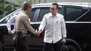 Menteri Pemuda dan Olahraga (Menpora), Imam Nahrawi menyapa seorang polisi saat tiba di Gedung KPK, Jakarta, Kamis (24/1). Menpora Imam memenuhi panggilan sebagai saksi dalam kasus dugaan suap terkait dana hibah Kemenpora ke KONI (Merdeka.com/Dwi Narwoko)