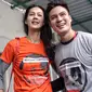 Pasangan Baim Wong dan Paula Verhoeven tersenyum saat mengenakan kaus dukungan untuk aktor Tio Pakusadewo di Pengadilan Negeri Jakarta Selatan, Jalan Ampera Raya, Jakarta, Kamis (28/6). (Liputan6.com/Faizal Fanani)