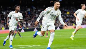 Kylian Mbappe dari Real Madrid merayakan setelah mencetak gol pembuka selama pertandingan La Liga Spanyol antara Real Madrid dan Levante di Madrid, Spanyol, Sabtu, 17 Januari 2026. (AP Photo/Jose Breton)