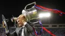 Pelatih Barcelona, Luis Enrique, mengangkat trofi Copa Del rey usai mengalahkan Alaves pada laga final di Stadion Vicente Calderon, Madrid, Sabtu (27/5/2017). Barcelona menang 3-1 atas Alaves. (AP/Daniel Ochoa)