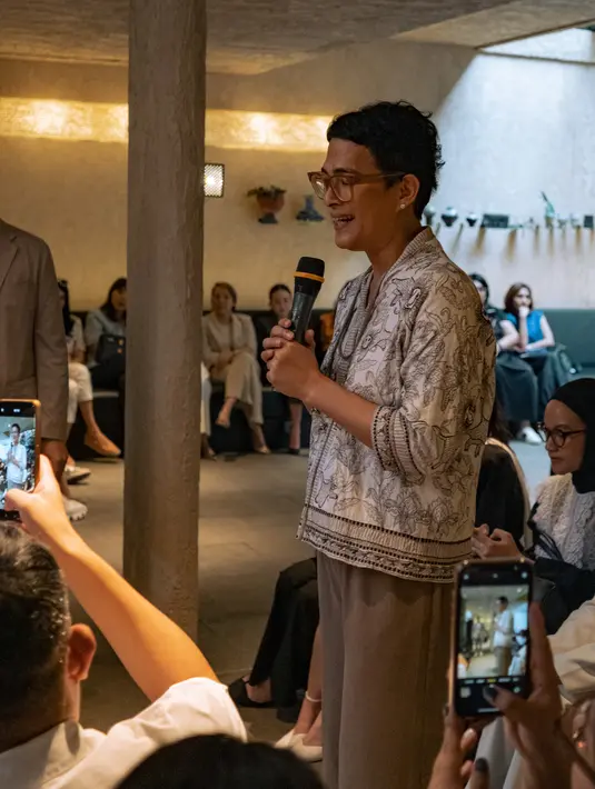 Koleksi yang terdiri dari 12 atasan ready-to-wear yang hanya diproduksi satu buah per produknya. Setiap helaiannya ini menghadirkan kualitas craftsmanship dalam desain modern dan konsep “where tradition meets today, in every delicate detail.”  [ Foto: dokumen Oscar Lawalata Culture.]