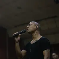 Di Konser Tujuh Belas, Marcell Siahaan siap berkaraoke bersama fans. (Daniel Kampua/Fimela.com)