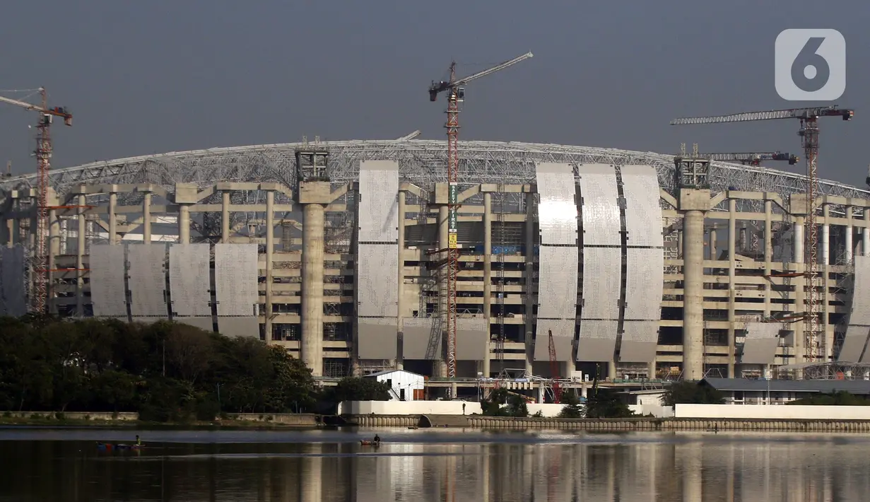 Suasana pembangunan Jakarta International Stadium (JIS) yang terlihat dari Waduk Cincin, Tanjung Priok, Jakarta, Senin (16/8/2021). Gubernur DKI Jakarta Anies Baswedan menerbitkan instruksi menuntaskan 28 isu prioritas di tahun 2021-2022. (Liputan6.com/Johan Tallo)
