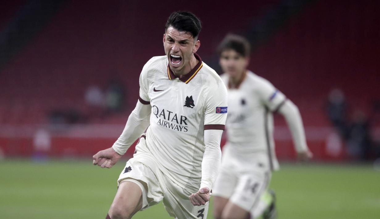 Bek AS Roma, Roger Ibanez melakukan selebrasi usai mencetak gol kedua timnya ke gawang Ajax Amsterdam dalam laga leg pertama perempatfinal Liga Europa 2020/2021 di Johan Cruijff Arena, Amsterdam, Kamis (8/4/2021). AS Roma menang 2-1 atas Ajax. (AP/Peter Dejong)