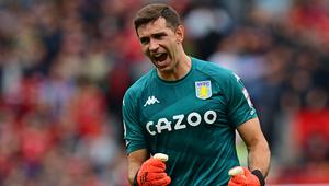 Emiliano Martinez adalah pemain didikan akademi Arsenal. Namun, timnas kiper Argentina tersebut tidak pernah mendapat kesempatan bermain reguler selama berada di Emirates Stadium. Usai sedekade membela Arsenal, Martinez akhirnya hijrah ke Aston Villa pada musim panas 2020. Pemain berusia 30 tahun tersebut sudah memainkan 14 laga musim ini, 4 cleansheet dan 17 kali kebobolan. (AFP/Paul Ellis)