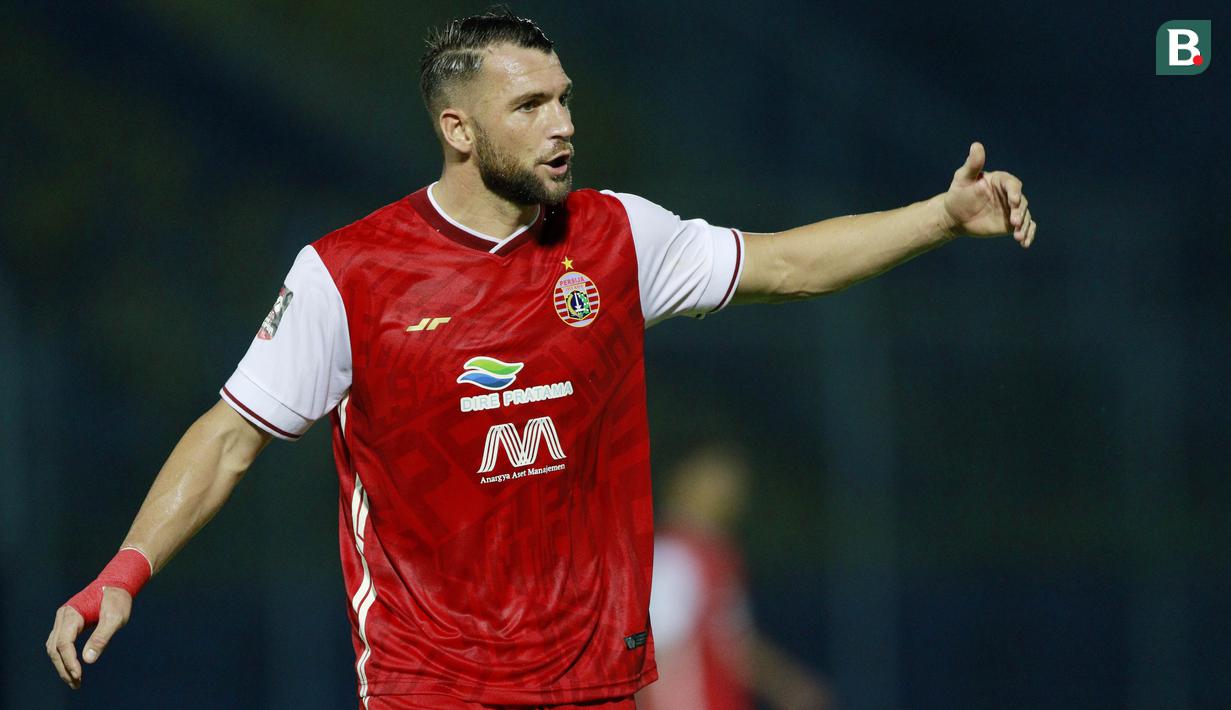 Marko Simic - Striker asal Kroasia ini tak perlu diragukan lagi kemampuannya dalam urusan merobek gawang lawan. Handal dalam duel udara dan memiliki tendangan keras terarah bisa menjadi senjata Persija untuk membungkam PSM Makassar. (Bola.com/M Iqbal Ichs