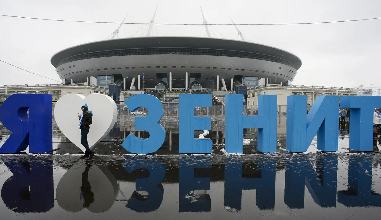 Nama lain dari stadion ini adalah Zenith Arena, Krestovsky Stadium, Gasprom Arena, dan Piter Arena yang merupakan kandang dari tim besar yang pernah merebut tiga gelar juara Liga Rusia dalam tiga musim belakangan ini yaitu FC Zenith Saint Petersburg. (AFP/Olga Maltseva)