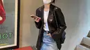 Aktris Sooyoung terlihat kece dalam balutan leather jacket dengan white t-shirt yang dipadukan dengan denim skirt sebagai bawahan. (Instagram/sooyoungchoi).