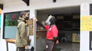 Petugas mengukur suhu pengunjung sebelum memasuki restoran Bebek Kaleyo, Kemanggisan, Jakarta, Senin (12/10/2020). Pada penerapan kembali PSBB Transisi Jakarta, restoran dan cafe diperbolehkan melakukan pelayanan makan di tempat dengan protokol kesehatan yang ketat. (Liputan6.com/Herman Zakharia)