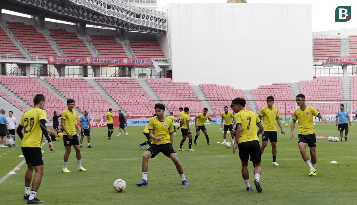 Para pemain Thailand melakukan rondo saat latihan di Stadion Rajamangala, Bangkok, Jumat (16/11). Latihan ini persiapan jelang laga Piala AFF 2018 melawan Timnas Indonesia. (Bola.com/M. Iqbal Ichsan)