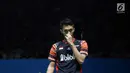 Pebulu tangkis tunggal putra Indonesia, Jonatan Christie saat melawan Hans Kristian Solberg Vittinghus (Denmark) di babak 16 besar Indonesia Open 2019 di Istora Senayan, Jakarta, Kamis (18/7/2019). Jonatan unggul 22-20, 21-13. (Liputan6.com/Helmi Fithriansyah)