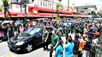 Paspampres mengawal mobil yang membawa Presiden Jokowi menuju Istana Kepresidenan Yogyakarta dari kawasan Malioboro, Minggu (31/12). Jokowi ditemani Kaesang Pangarep menikmati suasana jelang pergantian tahun di kawasan itu. (LIputan6.com/Biro Setpres)