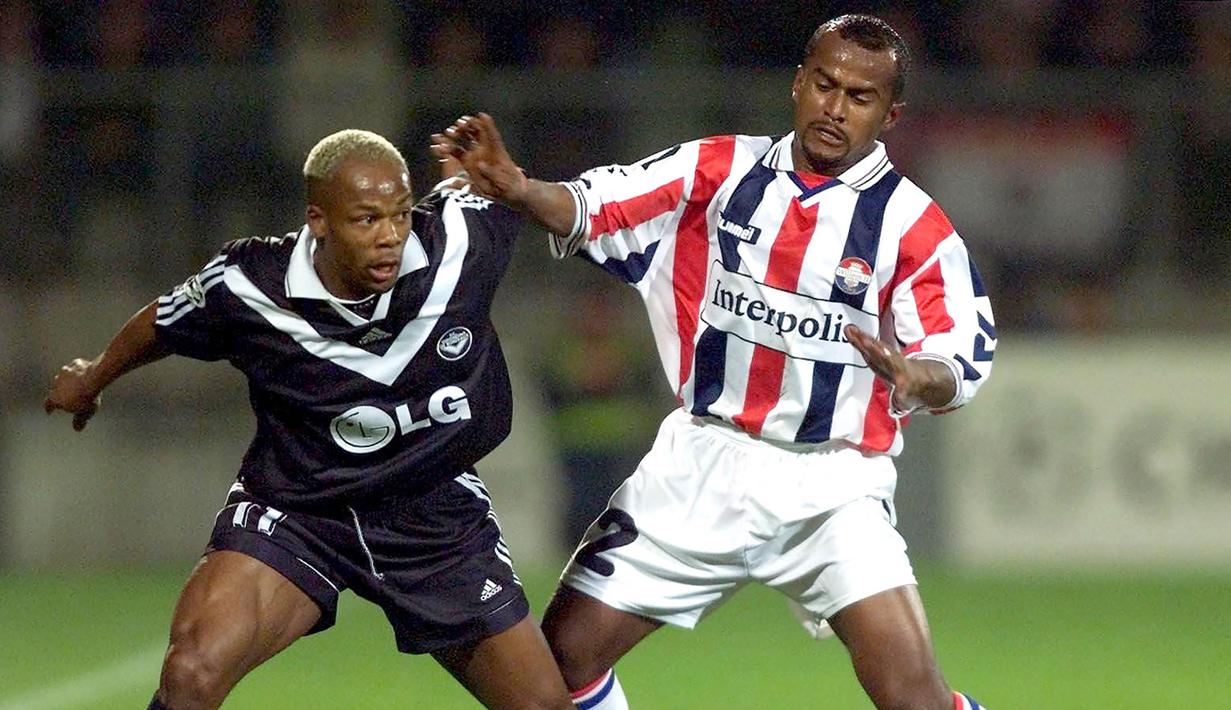 Geoffrey Prommayon (kanan). Bek kanan Belanda keturunan Thailand yang kini berusia 50 tahun ini pernah berseragam PSV Eindhoven mulai 1990 hingga 1995 dan telah pensiun bersama PSV Eindhoven pada Juli 2005 ini tercatat pernah 2 kali meraih gelar juara Eredivisie bersama PSV Eindhoven pada musim 1990/1991 dan 1991/1992. Ia total bermain dalam 51 laga di semua ajang bersama PSV dengan torehan 1 assist. (AFP/ANP/Jasper Juinen)