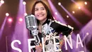 "Sebenernya kecewa sama promotornya yang bilang ticket VIP akan dapet kejutan...mana??" tulis pemilik akun @PrillyBie dalam twitter. (Adrian Putra/Bintang.com)