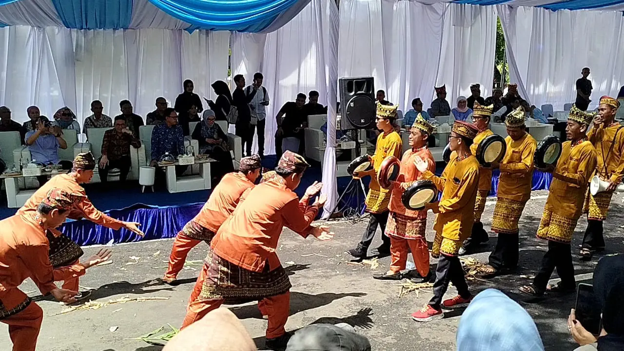 6.500 peserta dari 17 kecamatan turut ambil bagian dalam Pawai Budaya dalam rangka HUT ke-69 Lampung Selatan (Liputan6.com/Ardi Munthe)