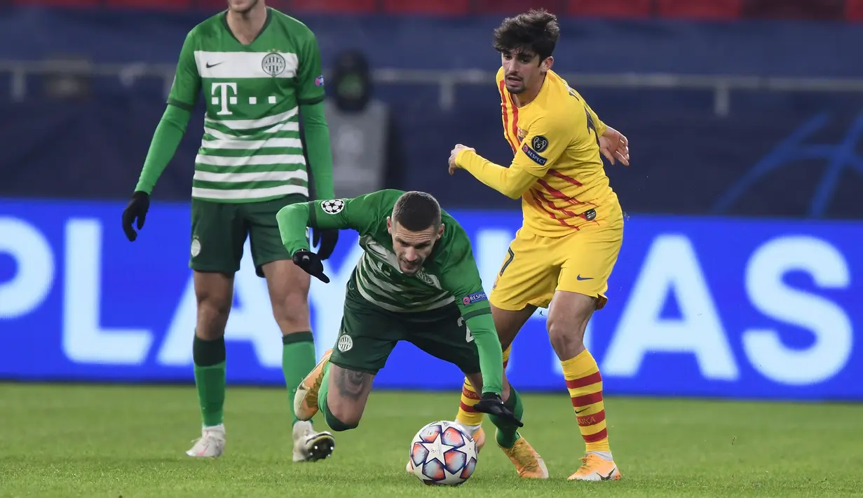 Penyerang Barcelona, Francisco Trincao, berebut bola dengan bek Ferencvaros, Marcel Heister, pada laga lanjutan Liga Champions di Puskas Arena, Kamis (3/12/2020) dini hari WIB. Barcelona menang 3-0 atas Ferencvaros. (AFP/Attila Kisbenedek)