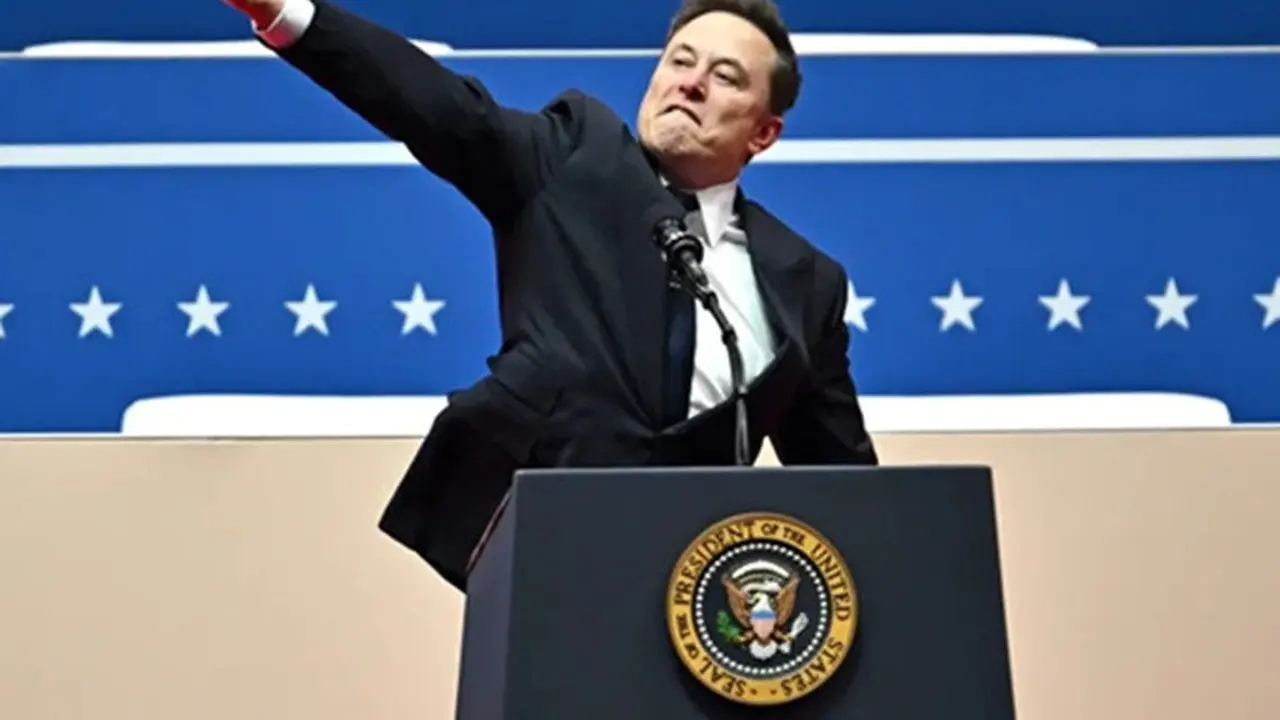 CEO Tesla dan SpaceX, Elon Musk, membuat gestur yang dibandingkan dengan hormat ala Nazi saat berpidato selama parade pelantikan Donald Trump di Capitol One Arena, di Washington DC, Amerika Serikat (AS), Senin (20/1/2025).