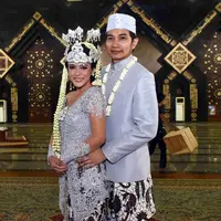 "Maharnya seperangkat alat salat. Perlengkapan perhiasan dengan mata berlian. Uang tunai Rp 11.052.017, jadi sesuai tanggal kita nikah,” tukas Lale. (Nurwahyunan/Bintang.com)