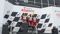 Reykat Yusuf Fadillah (paling kanan) berhasil naik podium ketiga dalam race pertama Idemitsu Asia Talent Cup (IATC) seri kedua, Sabtu (19/3/2022) sore. (PT Astra Honda Motor)