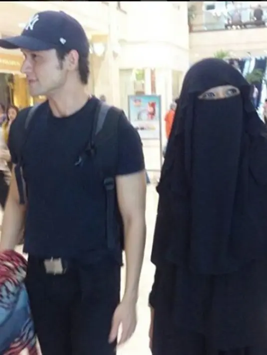 'Tanya beliaulah (Indra). Mas kawin cukup menggetarkan hati. Mau tahu saja atau mau tahu banget,' ucap Soraya menggoda wartawan. (Via Instagram/@soraya_abdullah_real)